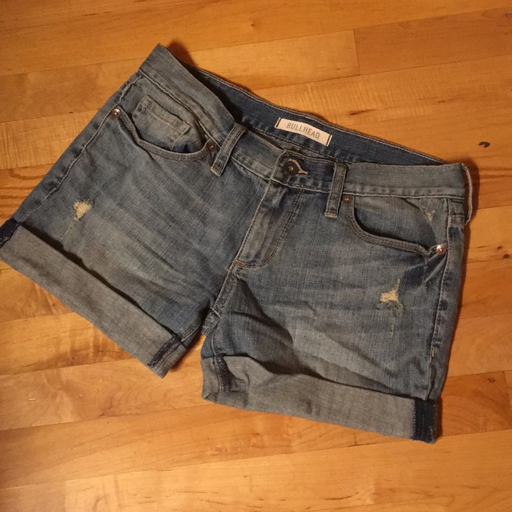 Bullhead denim shorts.